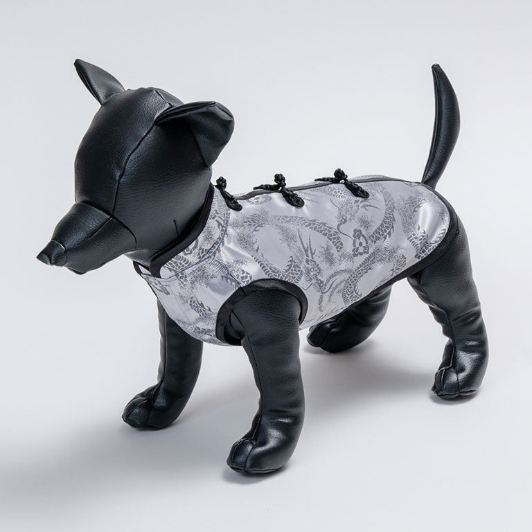 灰色の犬用チャイナ服。中華街での記念撮影に。